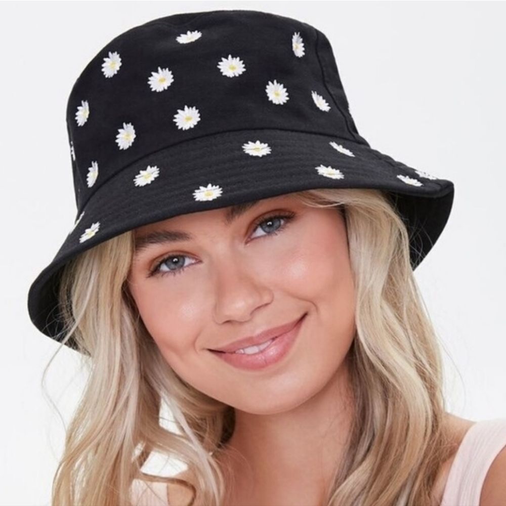 Alice & Olivia Daisy Reversible Bucket Hat Black and White Fashion Summer Hat